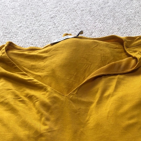 Ricki’s XX-large mustard coloured long sleeve top, nice v-neck, like new or new - Picture 5 of 5